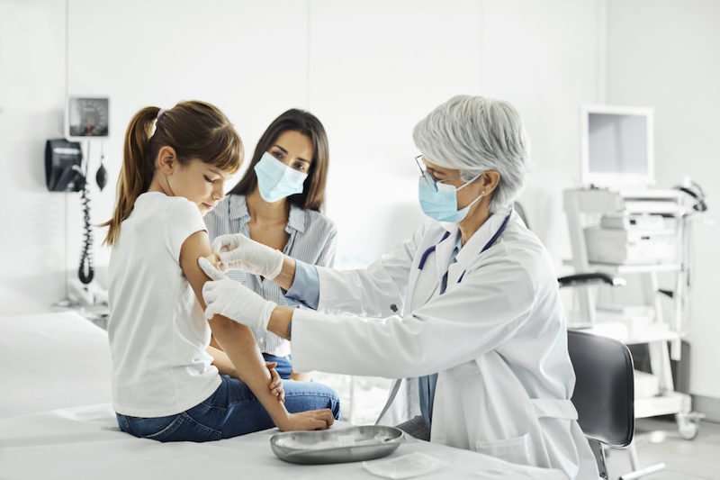 Vaccino-Pfizer-approvato-per-adolescenti-dai-12-anni-lolli-group